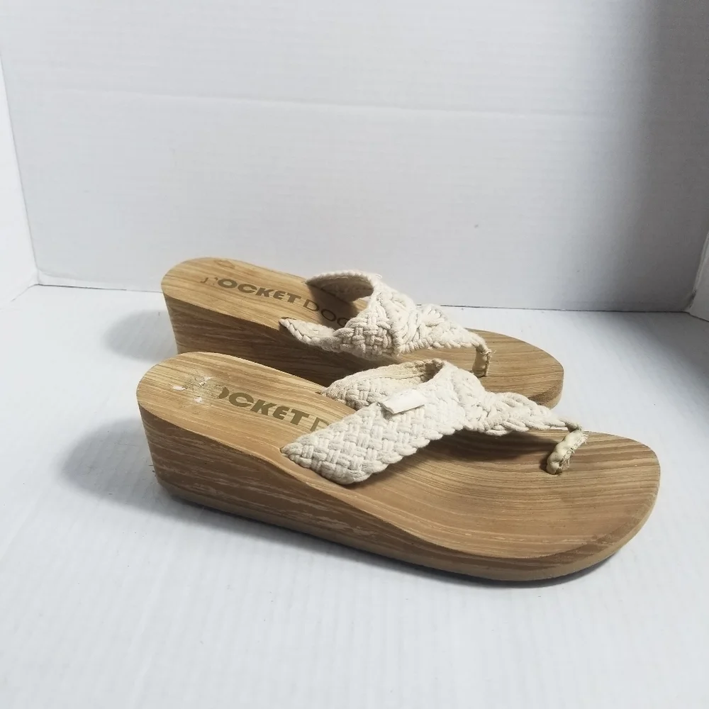 ROCKET DOG WEDGE SANDALS ESTIMATED SIZE 8